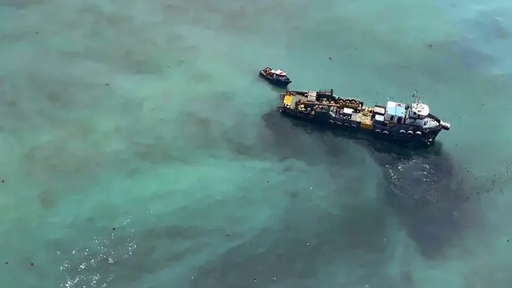 Un barco de la Marina de Guerra de Per&uacute; recorre la zona del derrame. / Marina de Guerra de Per&uacute;.
