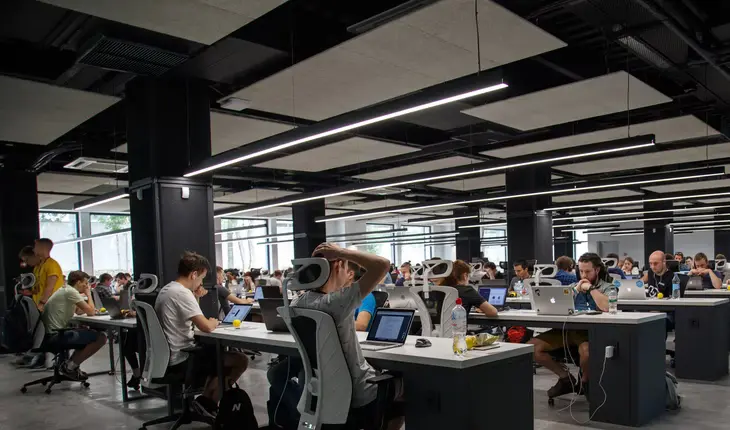 Trabajadores en oficina. / @frantic
