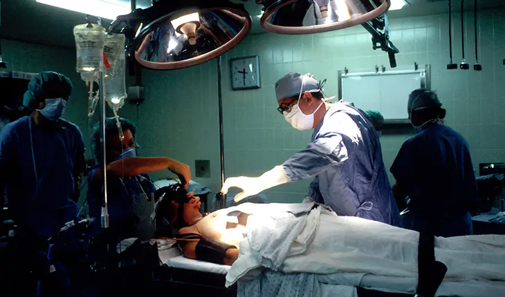 M&eacute;dicos en una cirug&iacute;a. / @nci en Unplash.