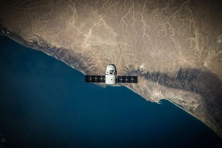 Un sat&eacute;lite orbita de la Tierra. /  SpaceX en Unplash.