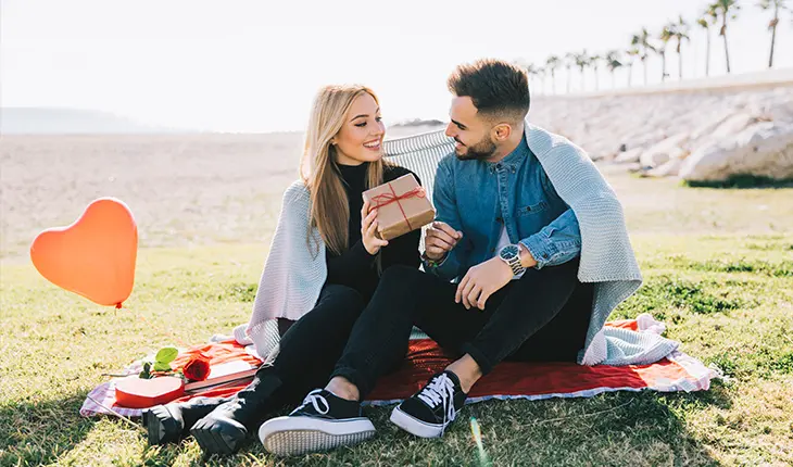 Una pareja sonr&iacute;e. / Freepik.