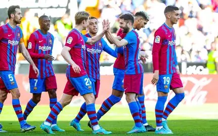 La plantilla azulgrana celebrando el gol de Frenkie De Jong. / @barcelona_es
