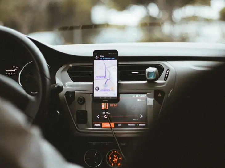 Aplicaci&oacute;n de Uber en el m&oacute;vil. / Humphrey Muleba en Unplash.