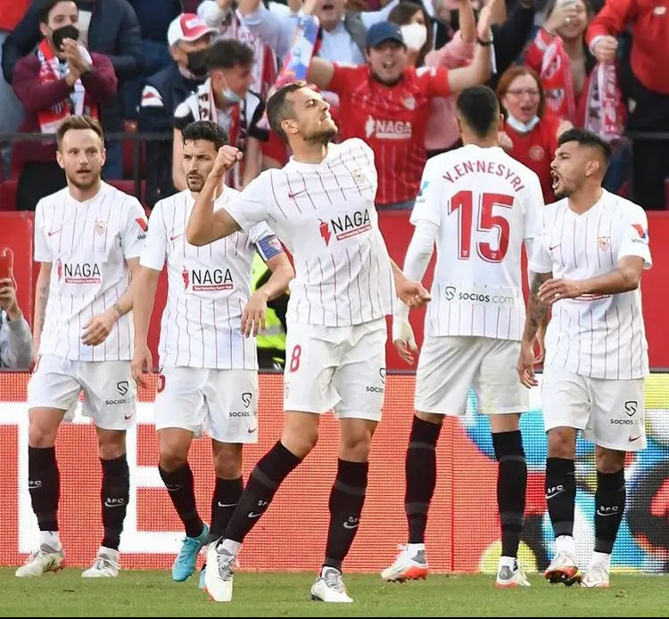Jugadores del Sevilla celebran un gol en el derbi sevillano. / Foto: @sevillafc