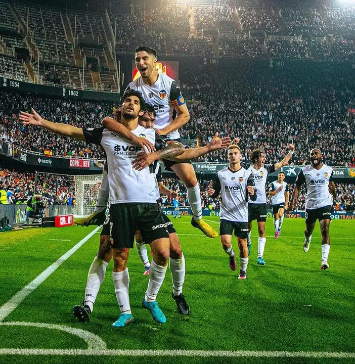Jugadores del Valencia celebrando el gol de Guedes en Mestalla. / Foto: @valenciacf