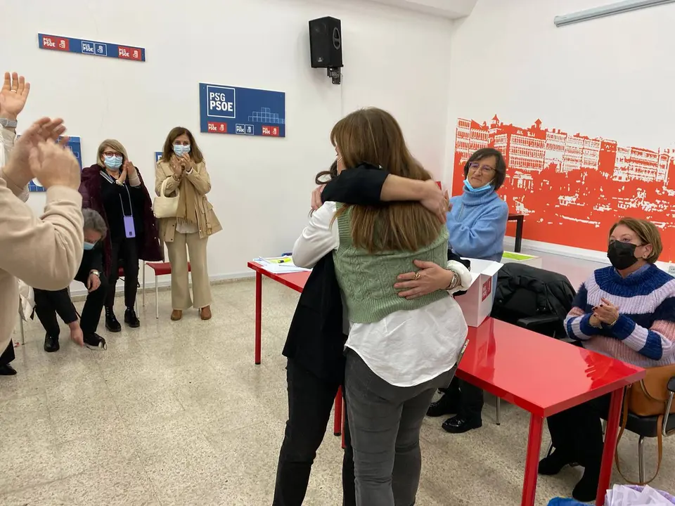 Abrazo entre Inés Rey y Eva Martínez Acón. / Radio Coruña