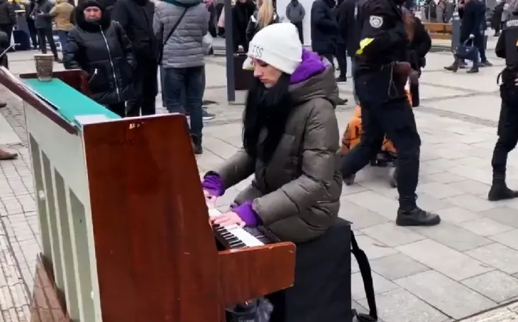 Olga Nechyporchuk, pianista, tocando una estaci&oacute;n de tren para los refugiados de Ucrania. / Twitter @Olya_olyusia