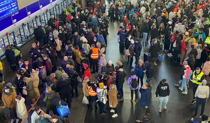 Refugiados ucranianos en la estaci&oacute;n de tren de Varsovia. / Murray Brewster en CBC News.