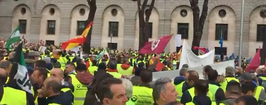 Transportistas en huelga a las puertas del Ministerio de Transportes el viernes 25 de marzo de 2022. / Imagen TV