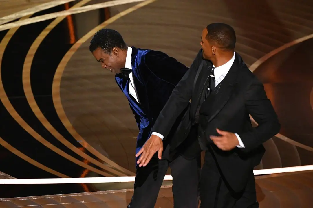Will Smith pega a Chris Rock en la gala de los Oscar 2022. / TV