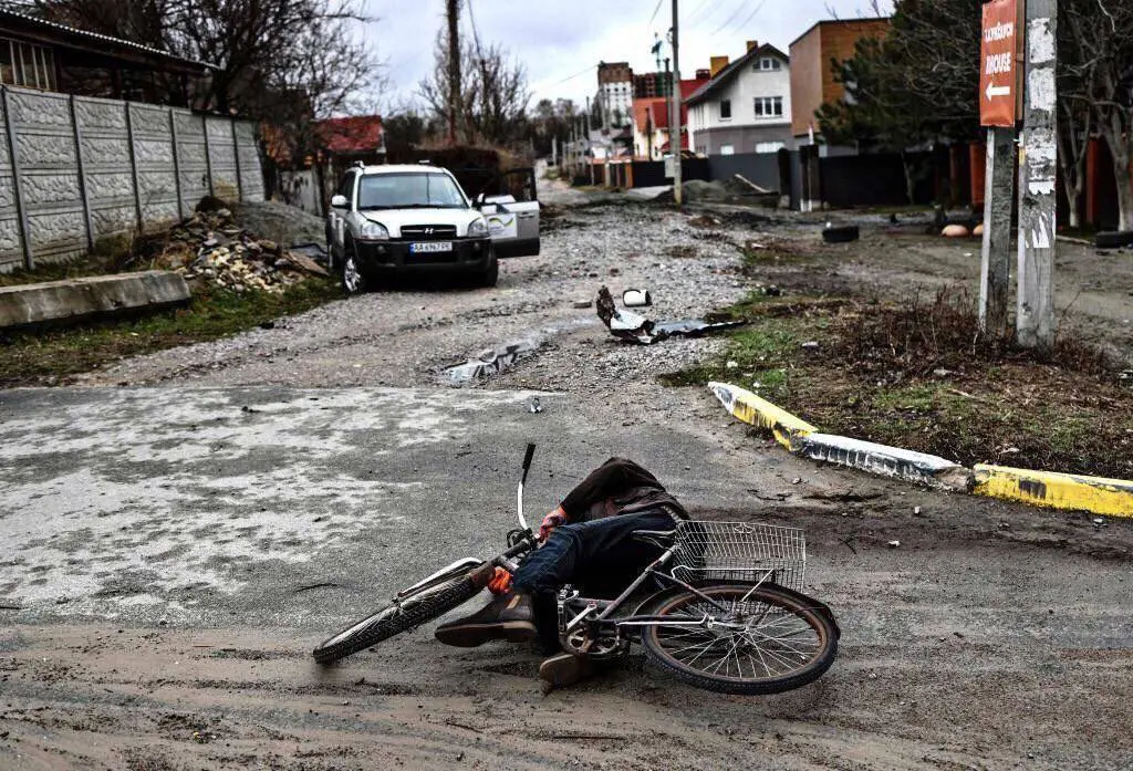 Cad&aacute;veres en las calles de Bucha, una localidad cercana a Kiev. /  @DmytroKuleba