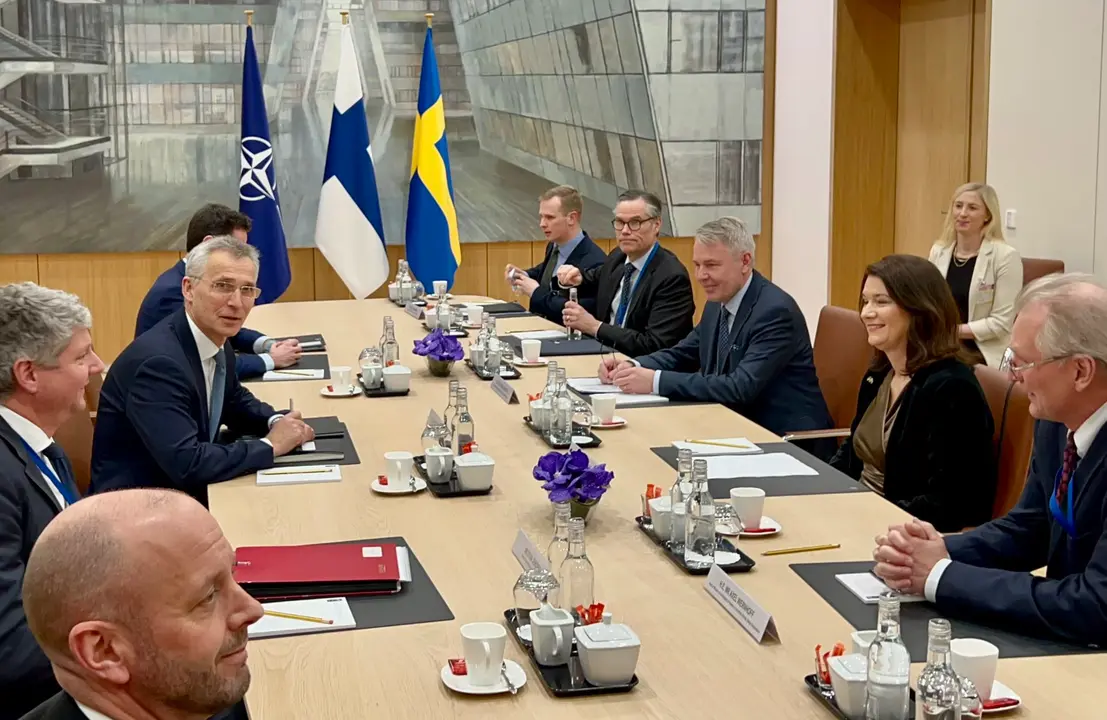 Reuni&oacute;n entre Jens Stoltenberg, secretario general de la OTAN, y los cancilleres de Finlandia, Ann Lide y Suecia, Peeka Haavisto. / @AnnLide