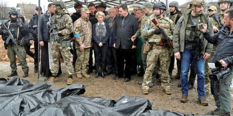 Josep Borrell, jefe de la diplomacia europea y Ursula von der Leyen, presidenta de la Comisi&oacute;n Europea, en Bucha, Ucrania. / RR.SS