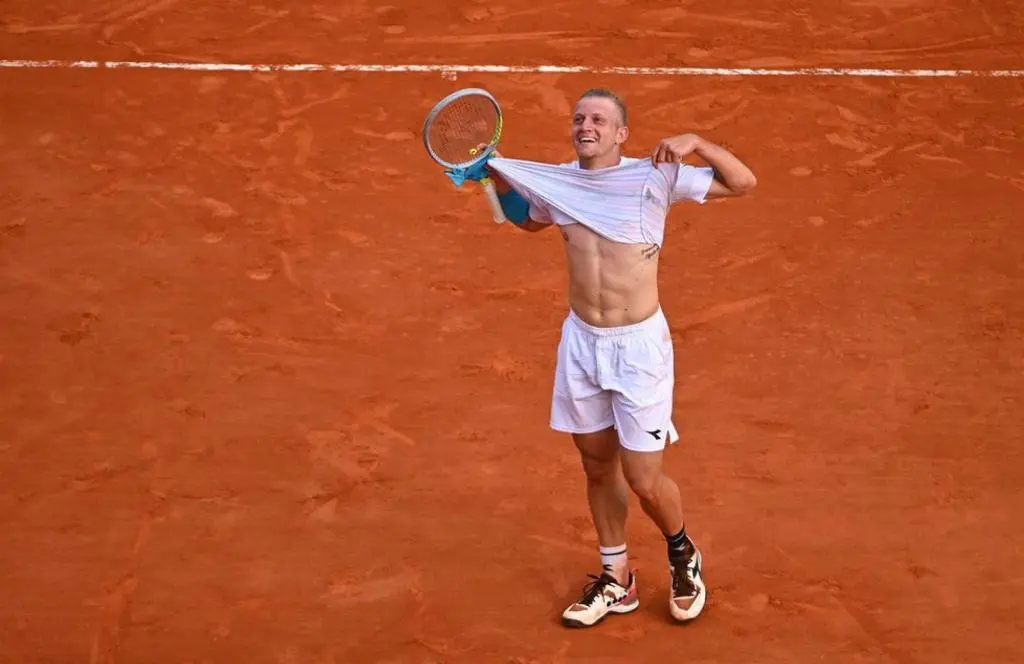Alejandro Davidovich celebrando su victoria frente a Novak Djokovic. / Foto: @aledavidovichofficial
