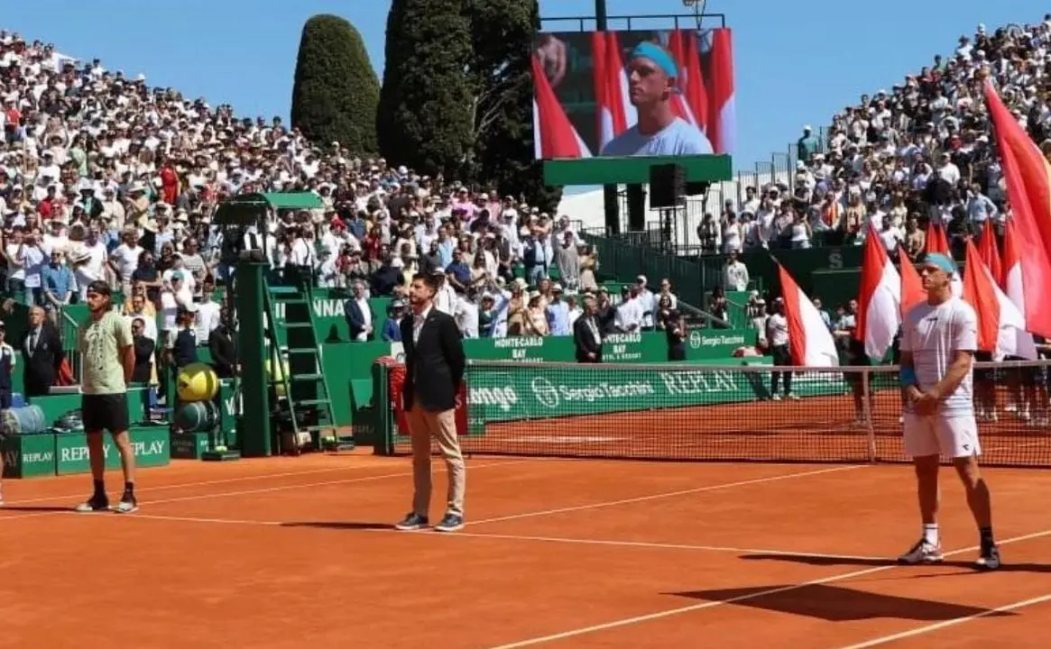 Tsitsip&aacute;s y Davidovich instantes antes de comenzar la final de Montecarlo. / Foto: @rolexmontecarlomasters