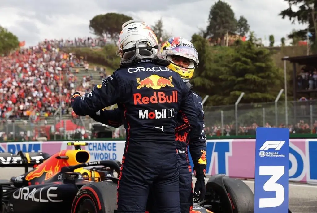 Los dos pilotos de Red Bull celebran el doblete despu&eacute;s de la carrera. / Foto: @SChecoPerez