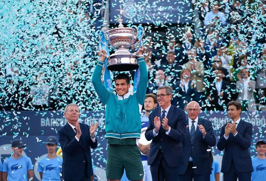 Carlos Alcaraz, levantando el t&iacute;tulo de campe&oacute;n del ATP de Barcelona. / Foto: @bcnopenbs
