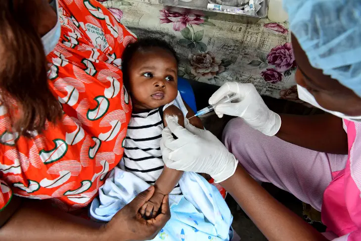 Ni&ntilde;o vacunado en Costa de Marfil / UNICEF
