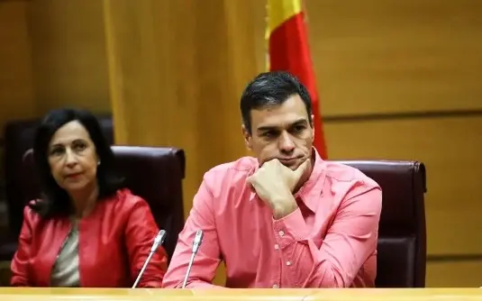 Margarita Robles, ministra de Defensa de Espa&ntilde;a; y Pedro S&aacute;nchez, presidente del Gobierno de Espa&ntilde;a. / Mundiario