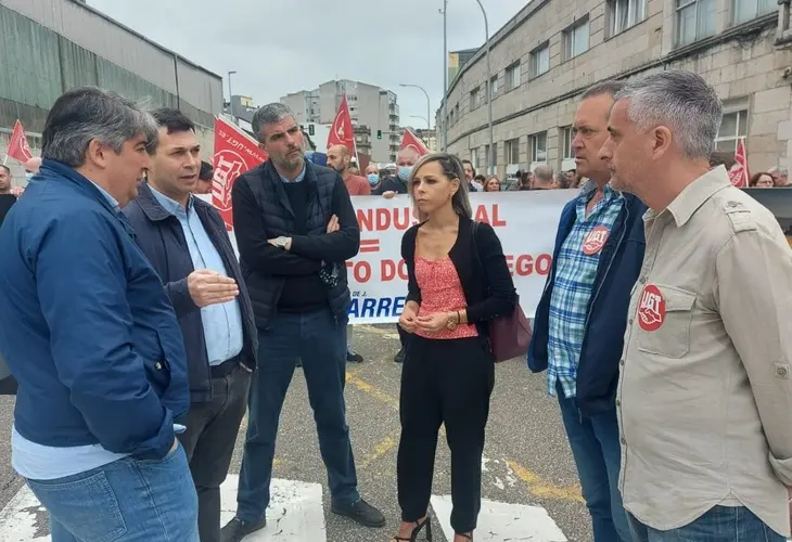 Gonzalo Caballero, Martín Seco y Noelia Otero en la concentración de trabajadores de Barreras. / PSdeG