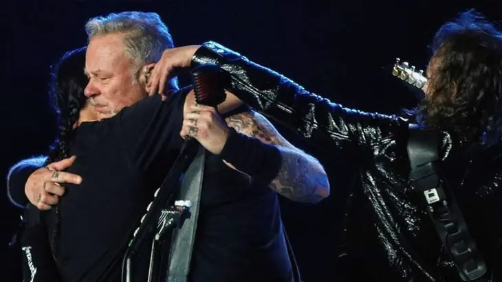 James Hetfield recibiendo el afecto de sus compa&ntilde;eros de Metallica./ Twitter