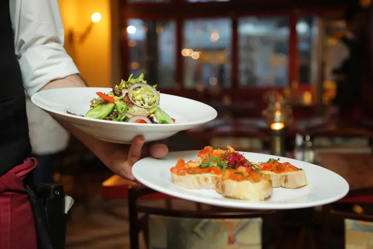 Platos en un restaurante servidos por un camarero. / Pixabay