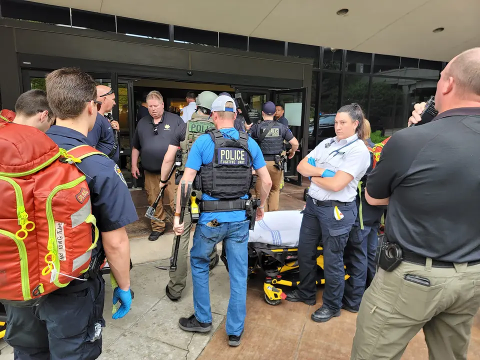 Polic&iacute;a de Tulsa y equipos de rescate en el hospital Saint Francis. / @TulsaPolice