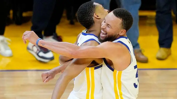Los jugadores de los Warriors celebrando la victoria final en el segundo partido. / @nbaLatam