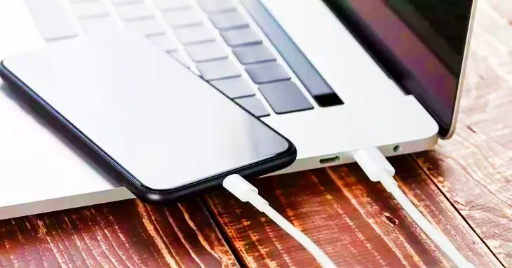 Cargador portatil USB-C. Pexels