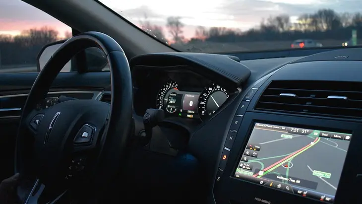 Imagen referencial de un coche con un GPS. / Pixabay