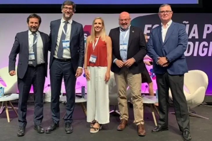 Guillermo Taboada &ndash;segundo por la izquierda&ndash;, entre los partucipantes en DES2022. / Mundiario