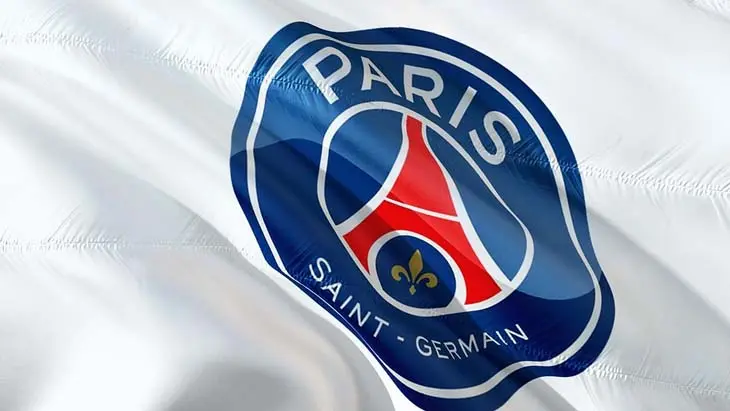 Bandera con el escudo del PSG. / Pixabay