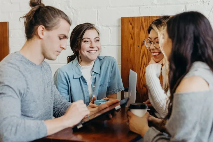 Un grupo de j&oacute;venes reunidos. / Unsplash