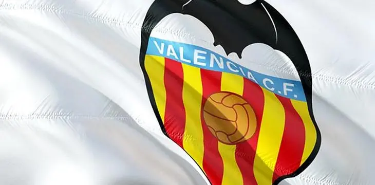 Bandera con el escudo del Valencia CF. / Pixabay