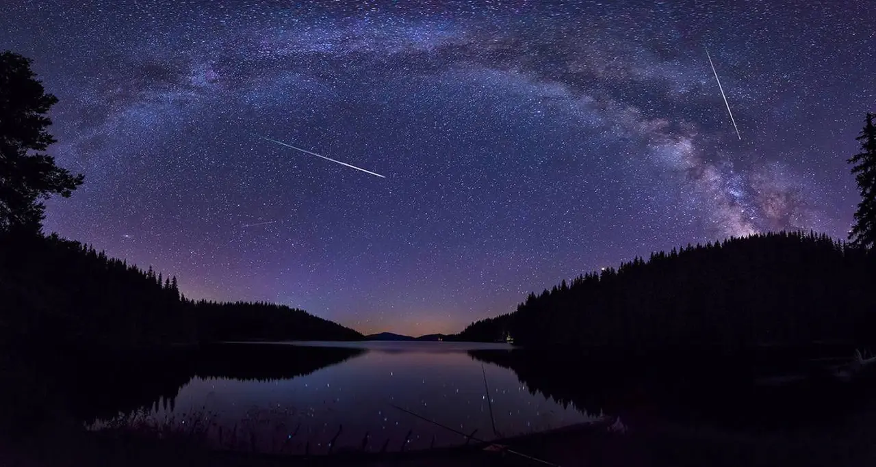 Lluvia de perseidas y la V&iacute;a L&aacute;ctea de fondo. / SINC