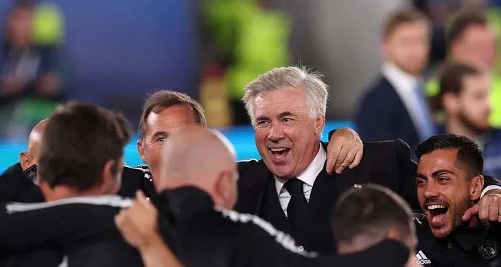 Carlo Ancelotti celebrando la victoria del Real Madrid en la Supercopa de Europa 2022. / @mrancelotti