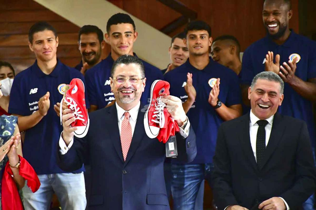 Rodrigo Chaves qued&oacute; muy feliz con el regalo de Luis Fernando Su&aacute;rez. / Isaac Villalta