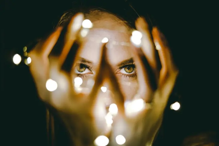 Una mujer con luces. Rhett Wesley en Unsplash