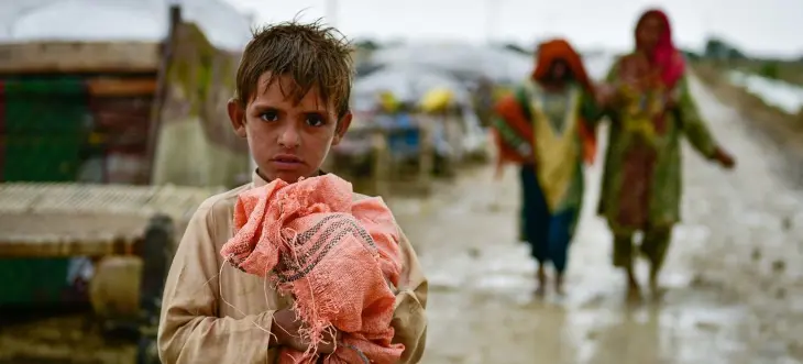 Un ni&ntilde;o se aferra a sus pertenencias mientras las familias se trasladan a zonas m&aacute;s seguras tras las  inundaciones en la provincia de Baluchist&aacute;n, Pakist&aacute;n. / UNICEF.