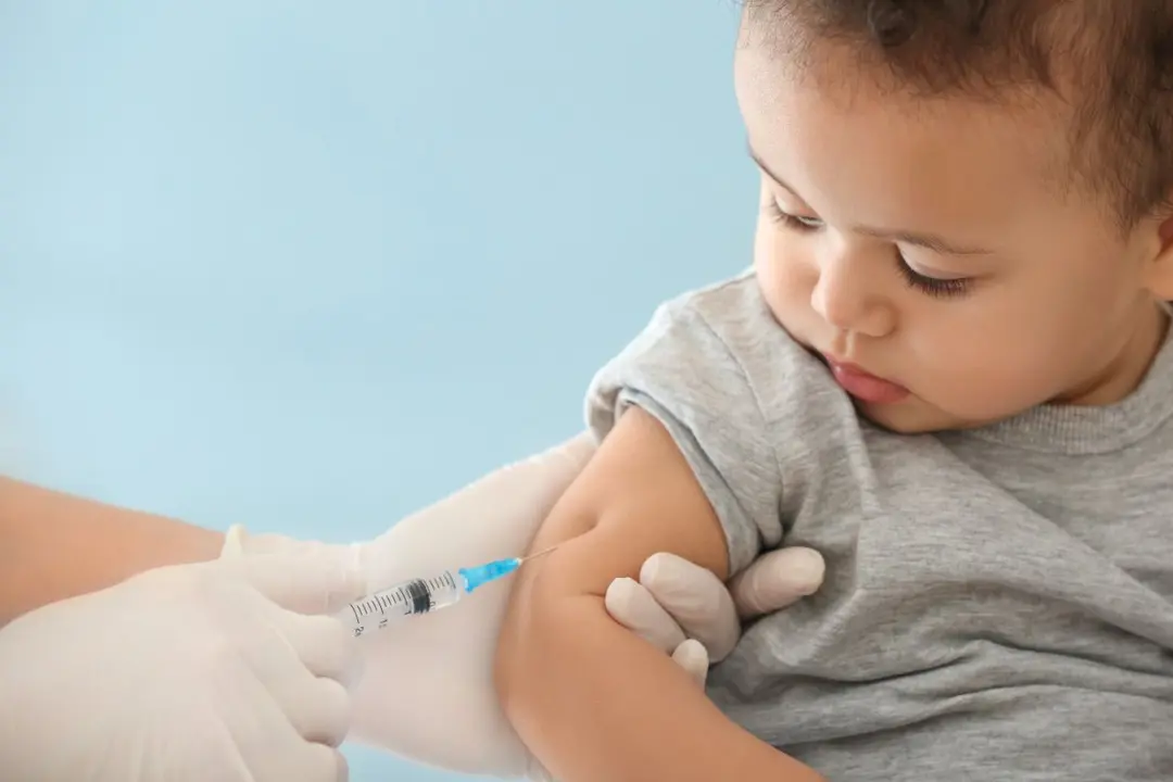 Ni&ntilde;o recibe una vacuna contra el sarampi&oacute;n. / Ministerio de Salud.