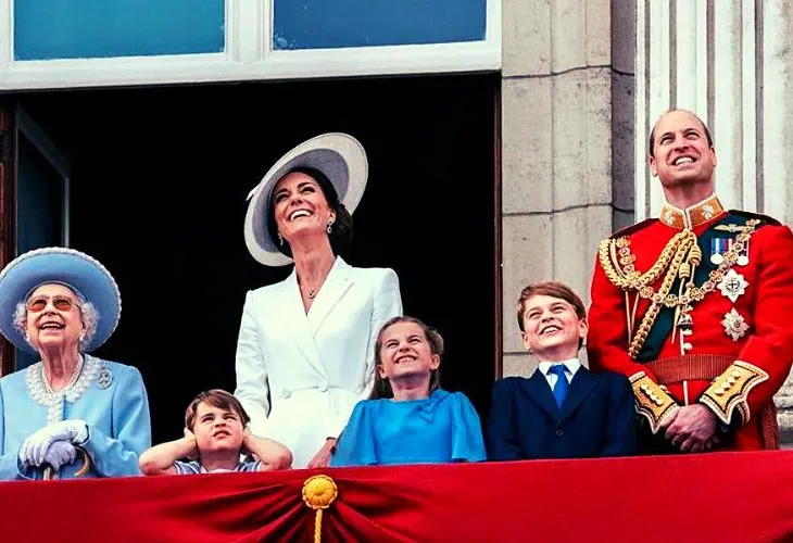 Guillermo y Kate de Gales junto a Isabel II. / RR SS.
