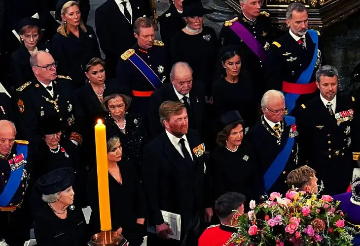 En la imagen se aprecia a los Reyes Em&eacute;ritos Juan Carlos I y Sof&iacute;a junto a los Reyes Felipe VI y Letizia. / RR SS.