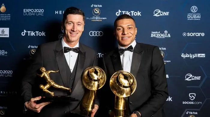 Lewandowski y Mbapp&eacute; durante una gala de Globe Soccer. / @lewy_offcial
