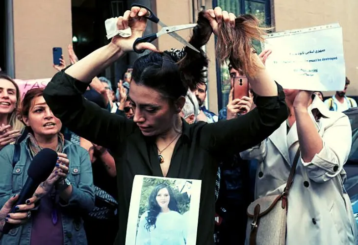 Mujeres en Ir&aacute;n se cortan el cabello como protesta. / RR SS.