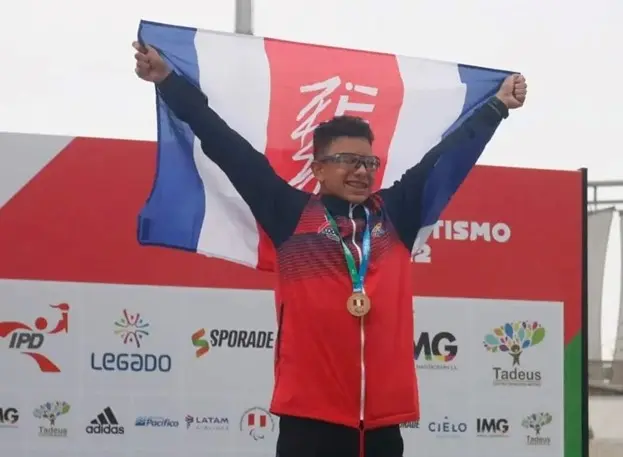 El costarricense Lino Gonz&aacute;lez obteniendo su medalla de oro. / Comit&eacute; Paral&iacute;mpico Nacional