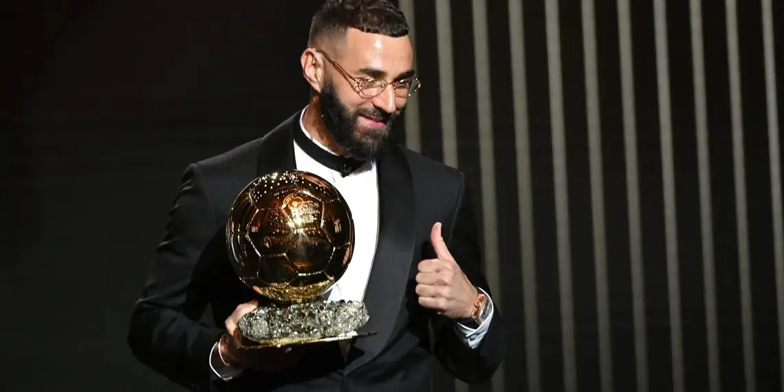 Karim Benzema es el primer capit&aacute;n merengue que se alza con el galard&oacute;n. / @Todup