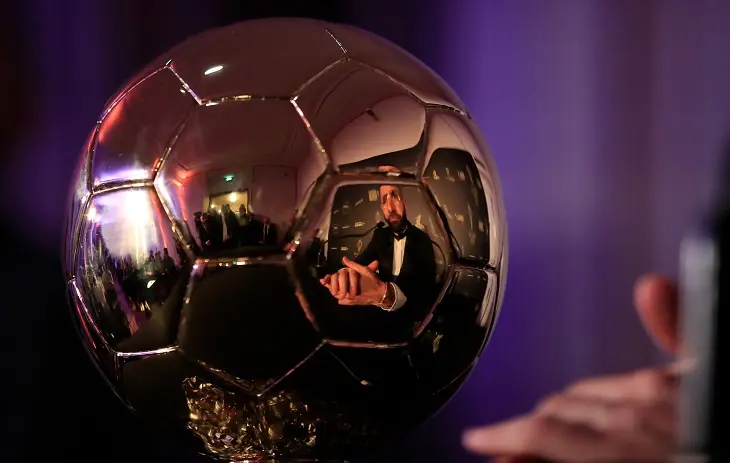 Karim Benzema con el Bal&oacute;n de Oro. / @francefootball