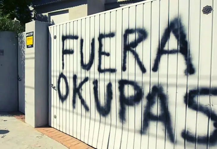 Pintada contra los okupas. / RR SS.