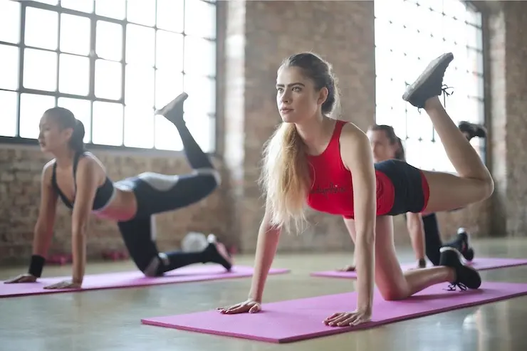Mujeres practicando ejercicio.