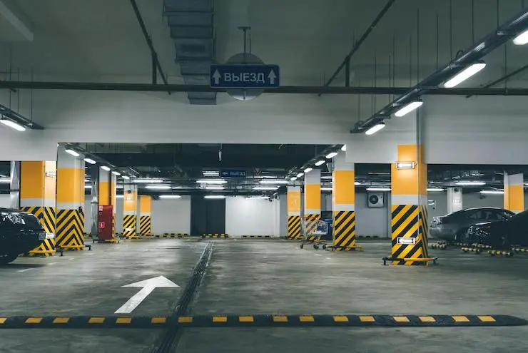 Parking de un aeropuerto. / Egor Myznik en Unsplash